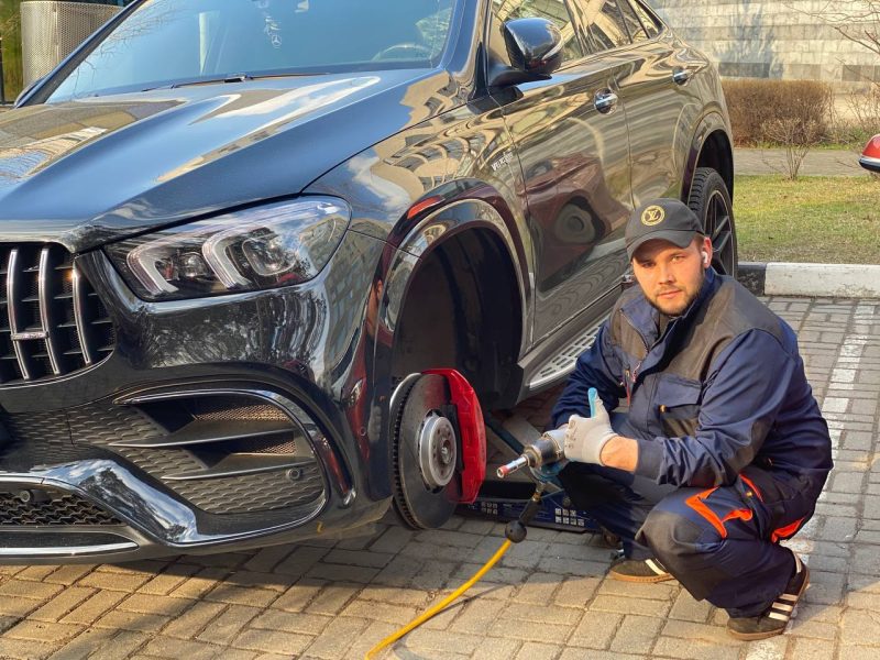 Выездной шиномонтаж в Москве 🚚 24 часа – цены на мобильный шиномонтаж ...